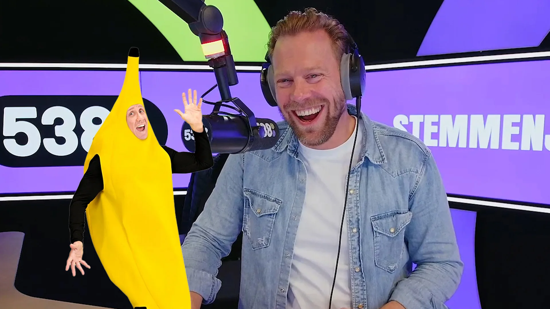 Martijn rent als banaan mee met De 538 Ochtendrun! 🍌🏃