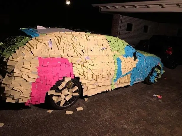 Prank met post-its op BMW gaat fout, 538 betaalt!