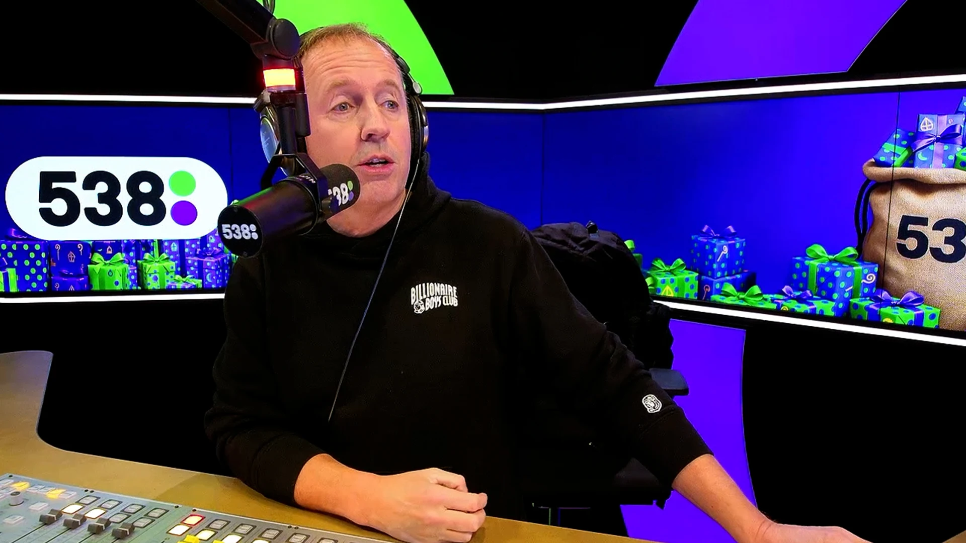 De stamgasten van Evers & co. hebben lootjes getrokken voor Sinterklaas (deel 1)