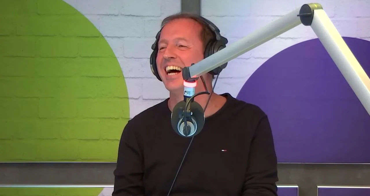 Hilarisch: Edwin Evers schilt muzikaal appeltje met oude baas John de Mol