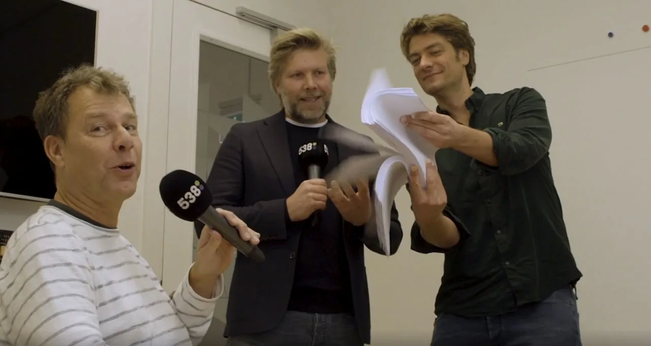 Henk en Frank overhandigen 10.000 handtekeningen aan de EO!