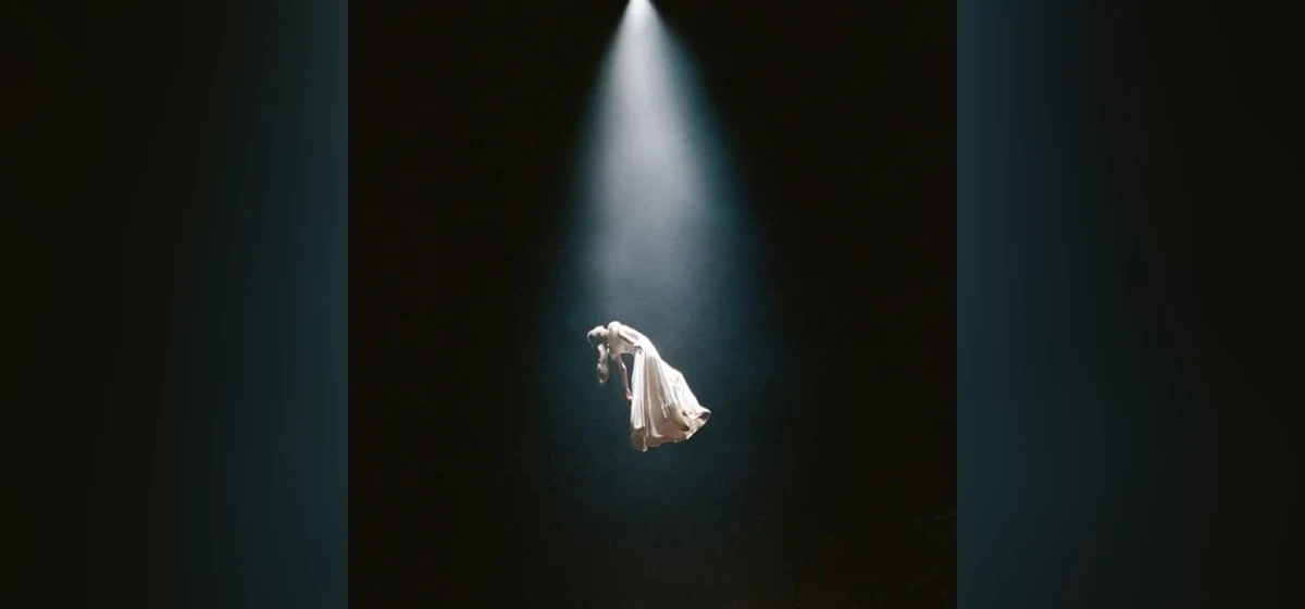 GEKRAAKT: Ariana Grande - Twilight Zone 