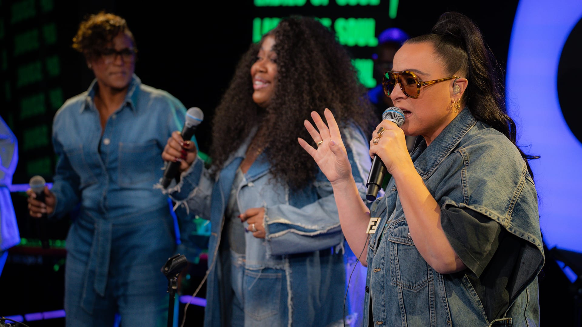 Ladies of Soul doen een geweldige Soul medley bij Evers & co.