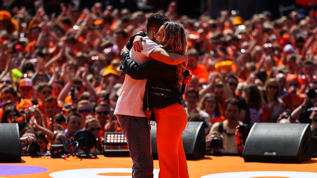 Rolf Sanchez haalde fan op het podium voor een duet! 🙏🧡