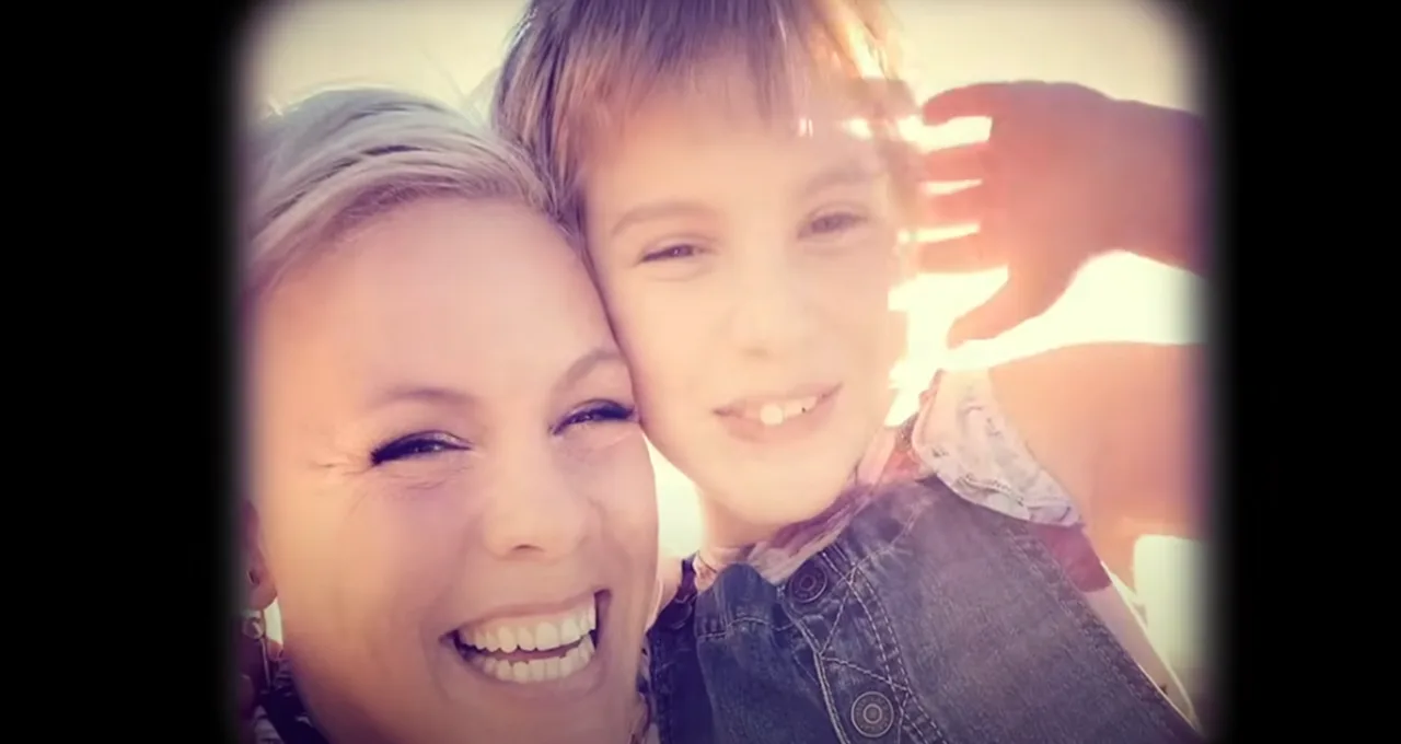 Hier gaat Cover Me In Sunshine van P!NK en Willow Sage Hart over