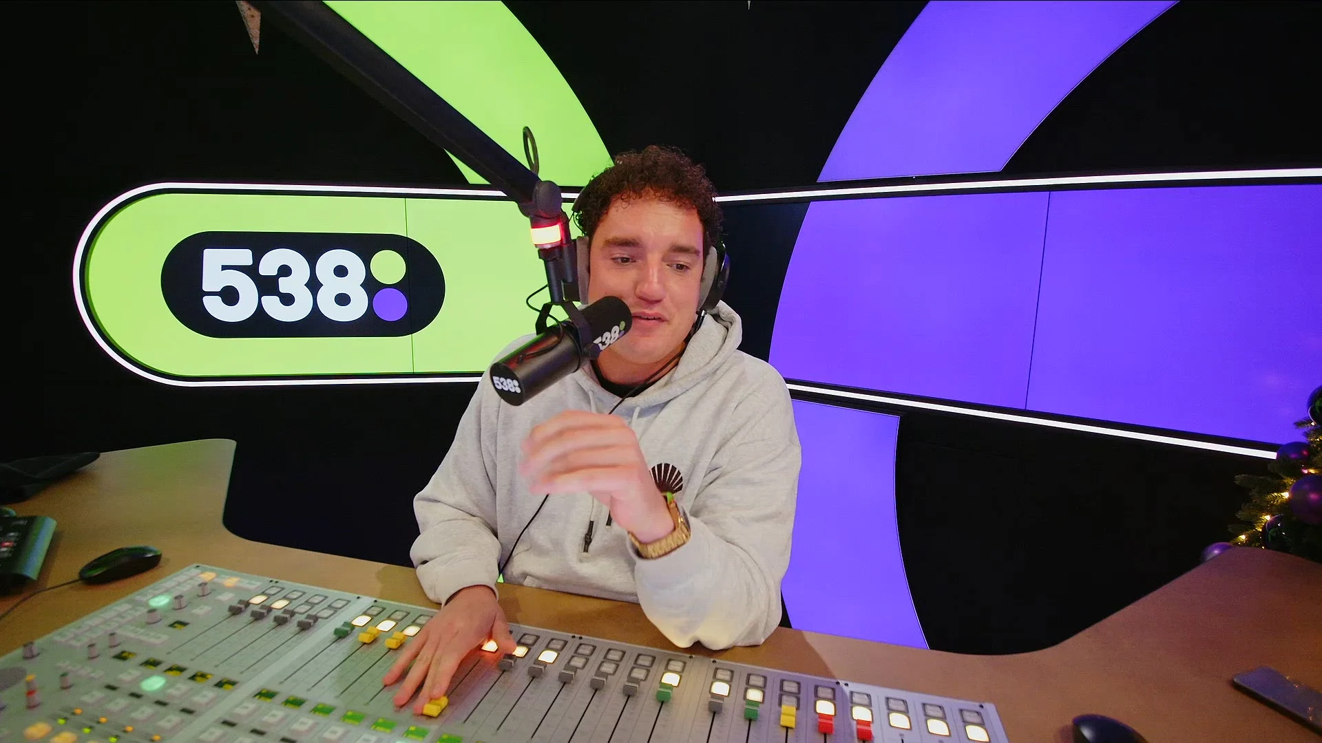 Bas & Dylan bellen met Thomas Acda en Snelle over primeur Vrienden van Amstel-anthem!