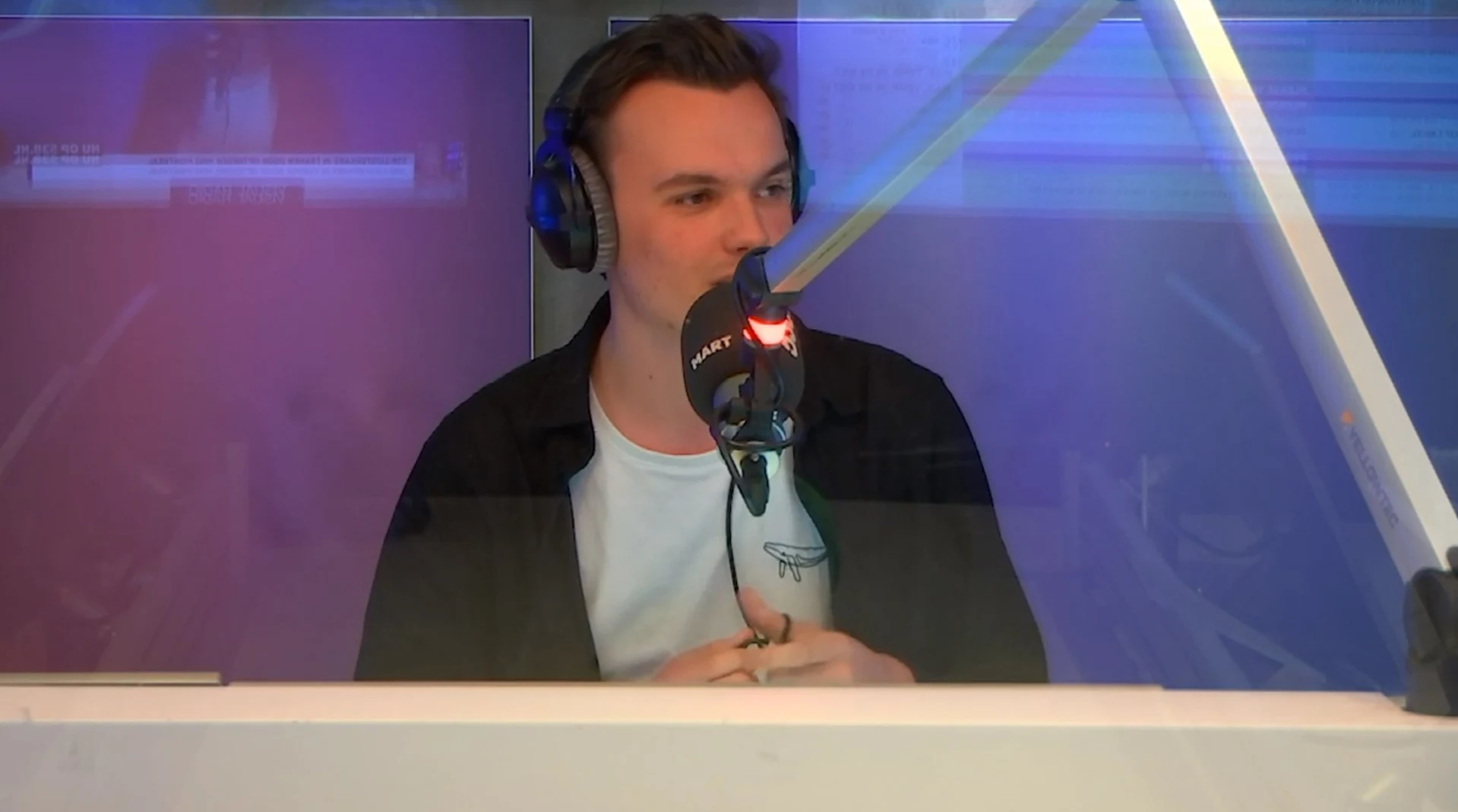 Dit is waarom je artiesten soms 'five-three-eight' hoort zingen