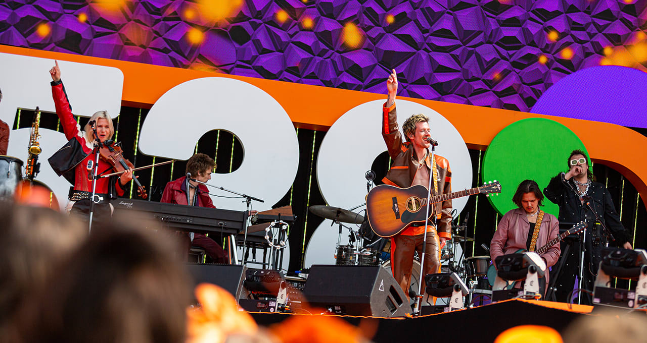 Dit was de spectaculaire opening van 538 Koningsdag met Son Mieux! 🚁🧡