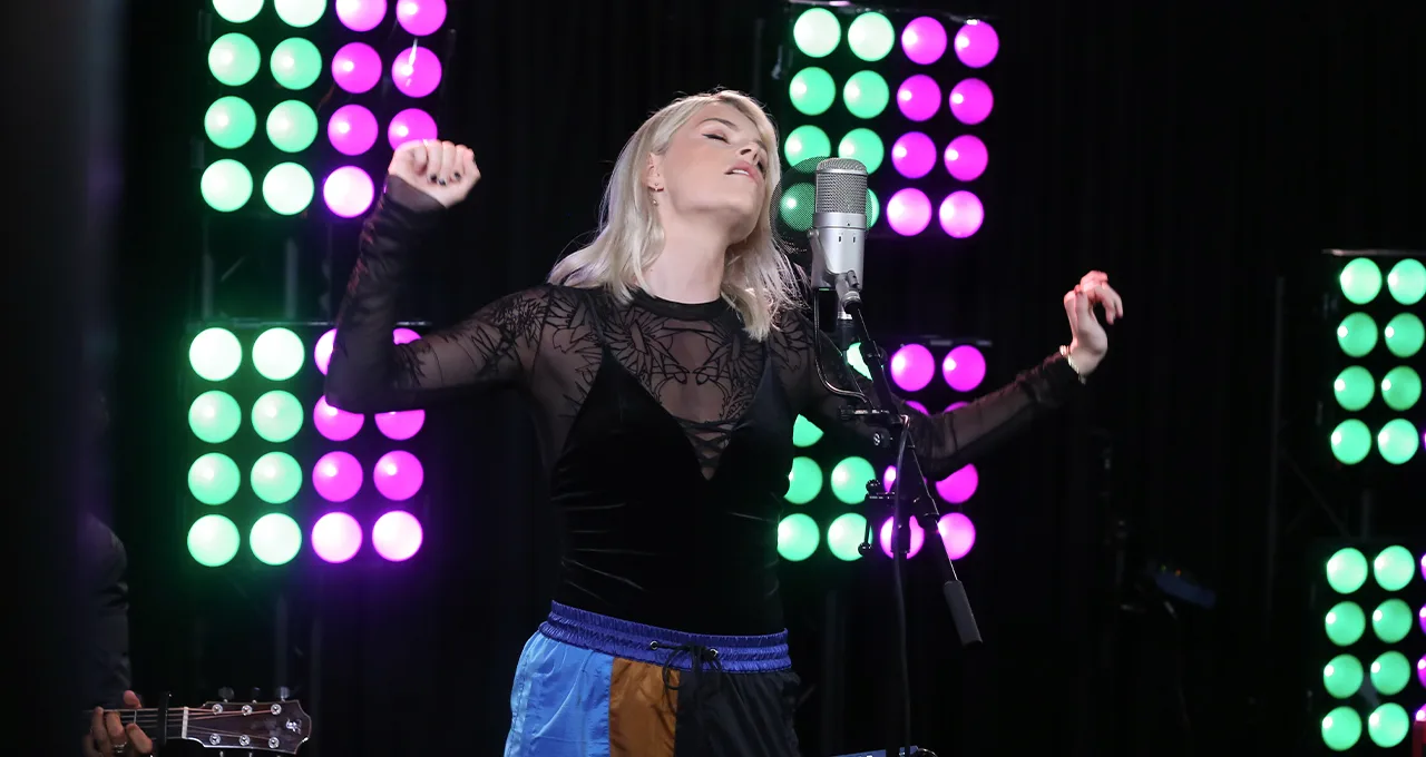 'Is dit live?!' Davina Michelle zingt haar gloednieuwe single My Own World