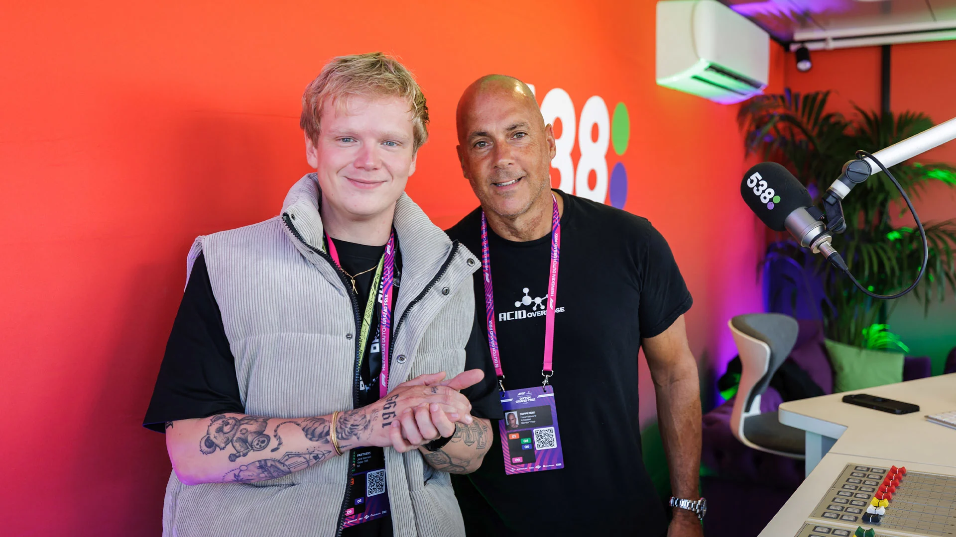 Mental Theo over afterparty Super Friday: 'Ik dacht dat ik in Vegas stond' ✨🍸