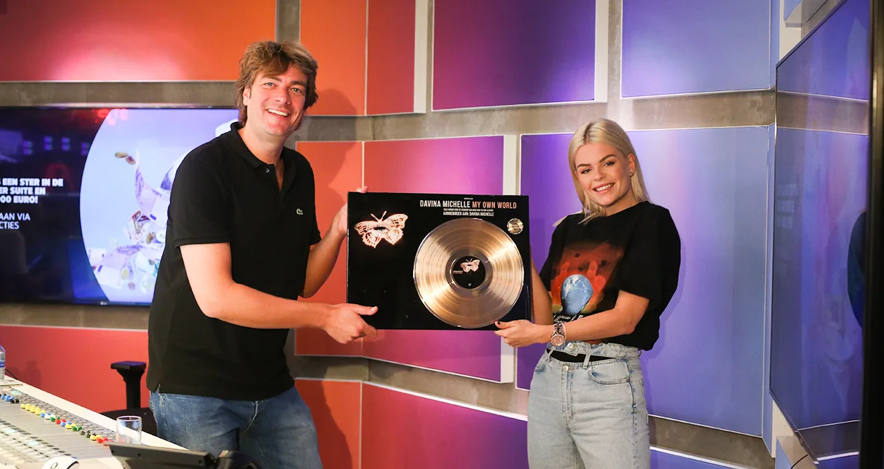 Davina Michelle krijgt gouden plaat!