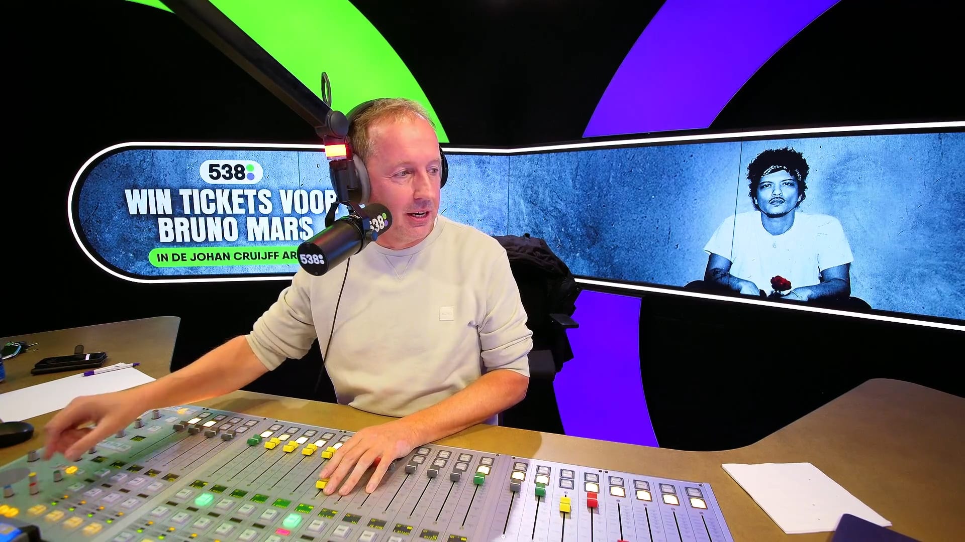 De stamtafelgasten nemen de kranten van deze week door