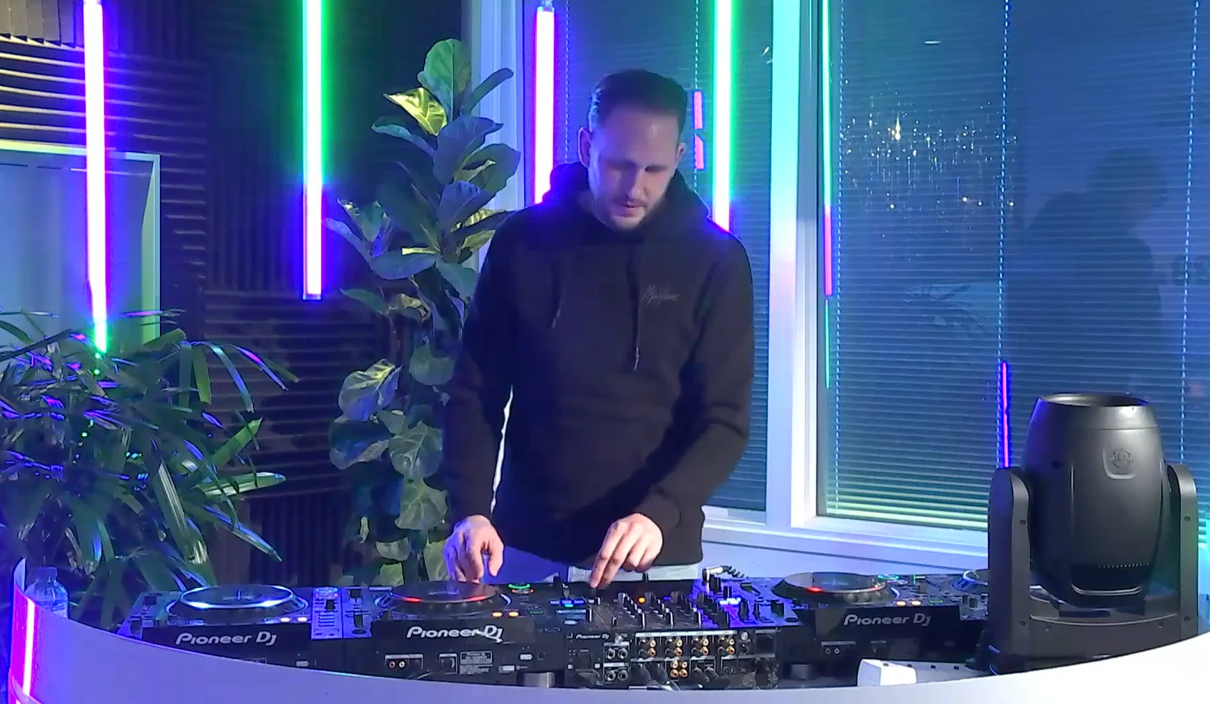 Chris Deluxe is er weer met een heerlijke Verrückte Mix!