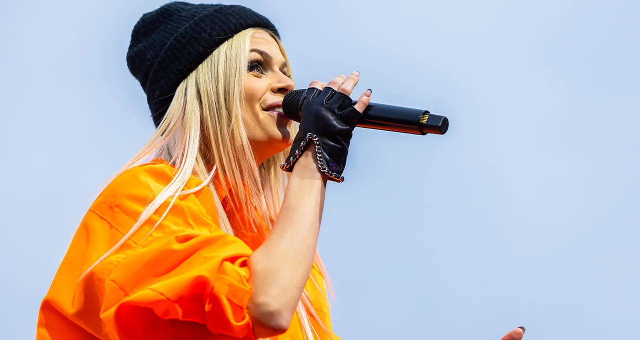 Davina Michelle blaast iedereen omver met haar optreden op 538 Koningsdag