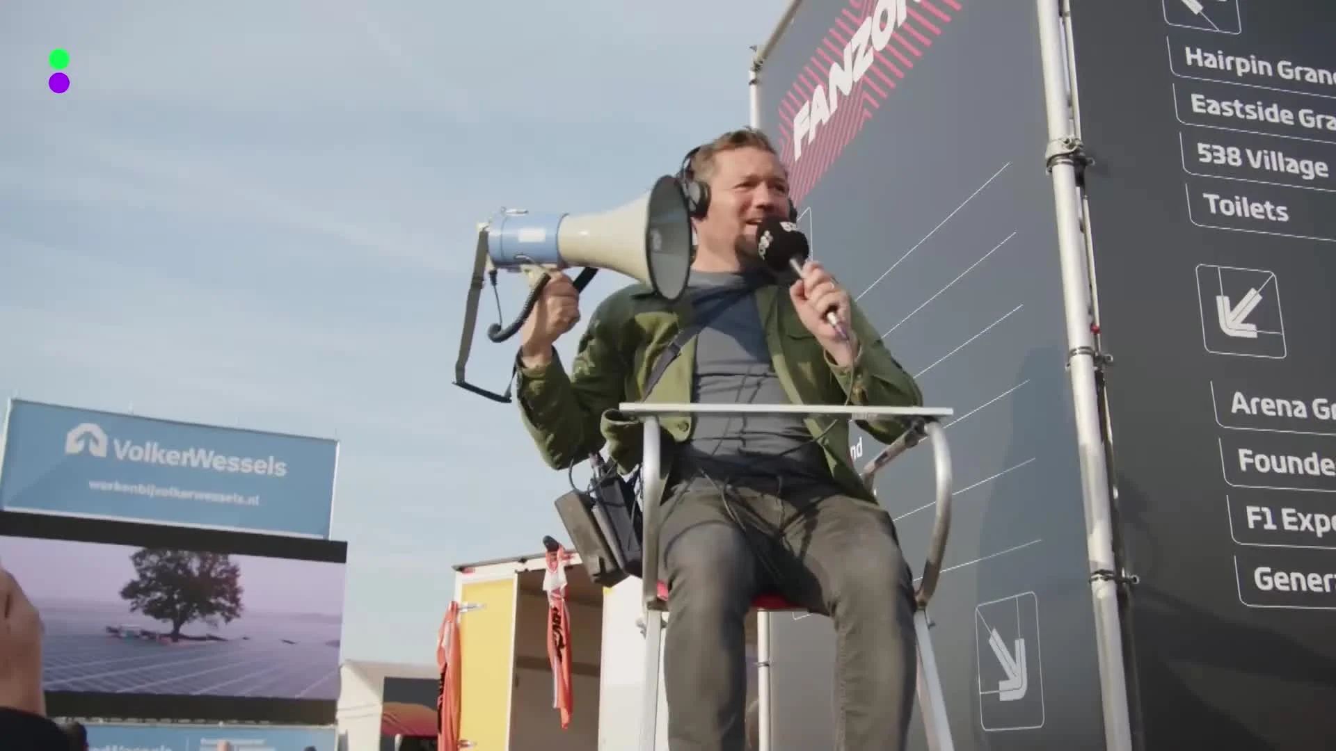 Klaas test een megafoon