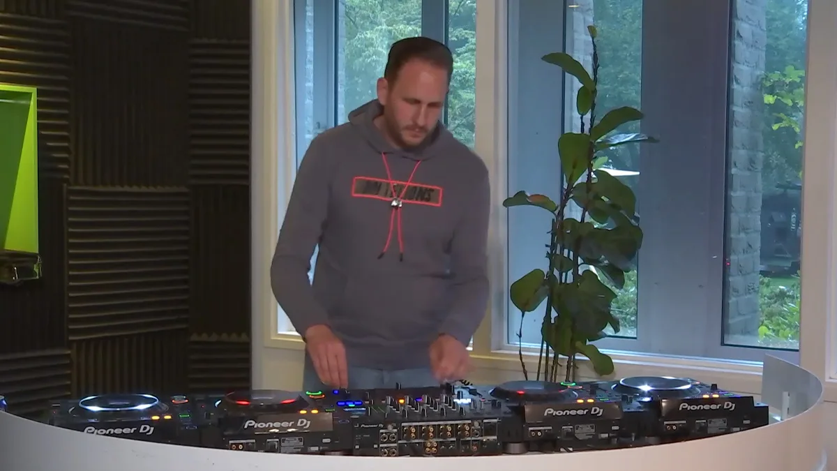 Chris Deluxe draait een van zijn ziekste sets ooit!