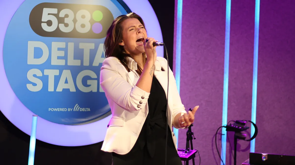 Mell & Vintage Future geven waanzinnig optreden van nieuwe single Higher Love! 🤩