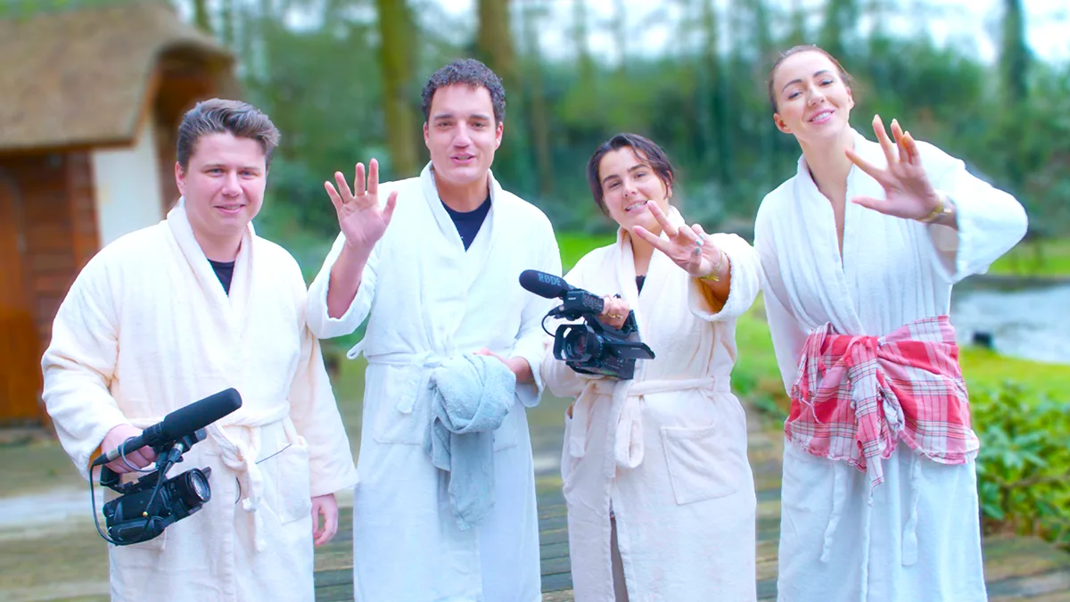 BAS & DYLAN en JULIA & SOPHIE werken tussen de NAAKTE mensen 🧖‍♀️ 👀