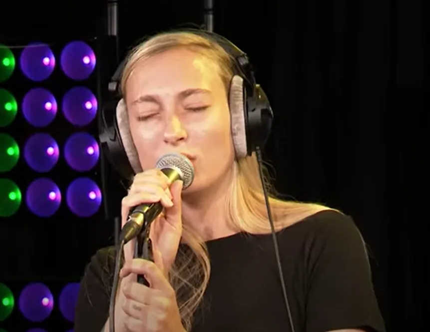 S10 doet 'Adem je In' live bij Ivo