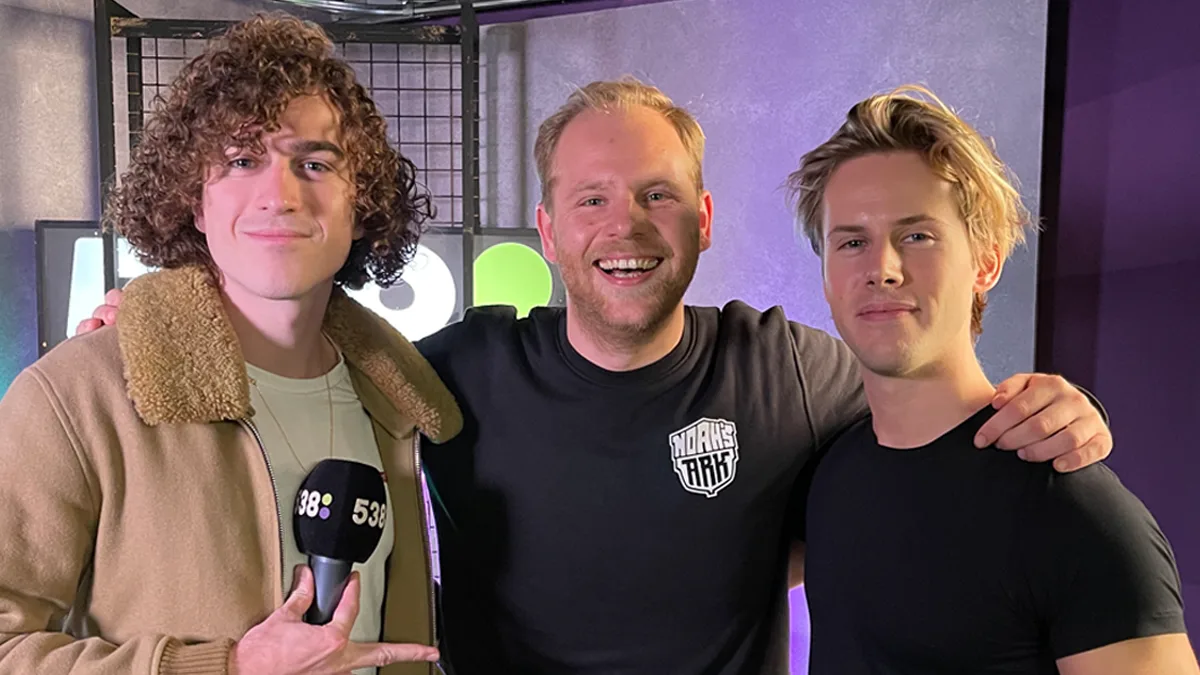 DJ-duo Ofenbach proeft Hollandse 'snacks'... 😋