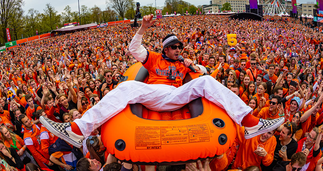 The Dean met een rubberbootje het publiek in op 538 Koningsdag