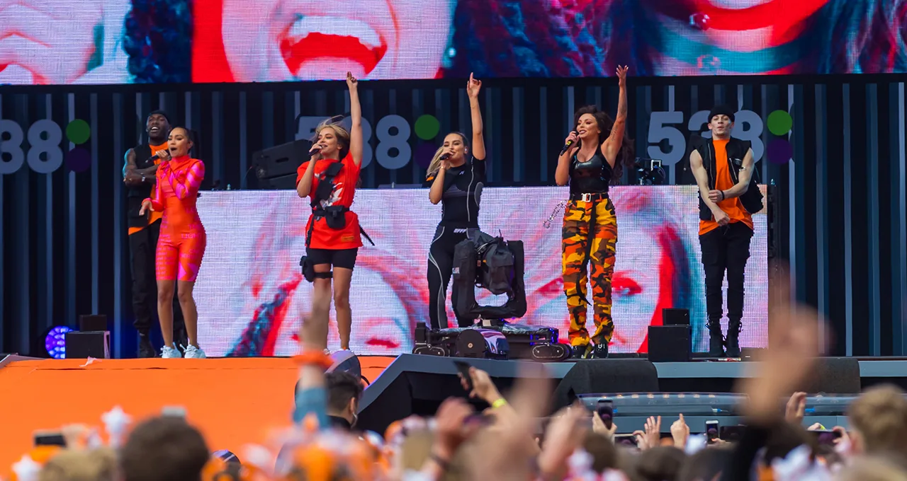 De koninginnen van Little Mix op het podium