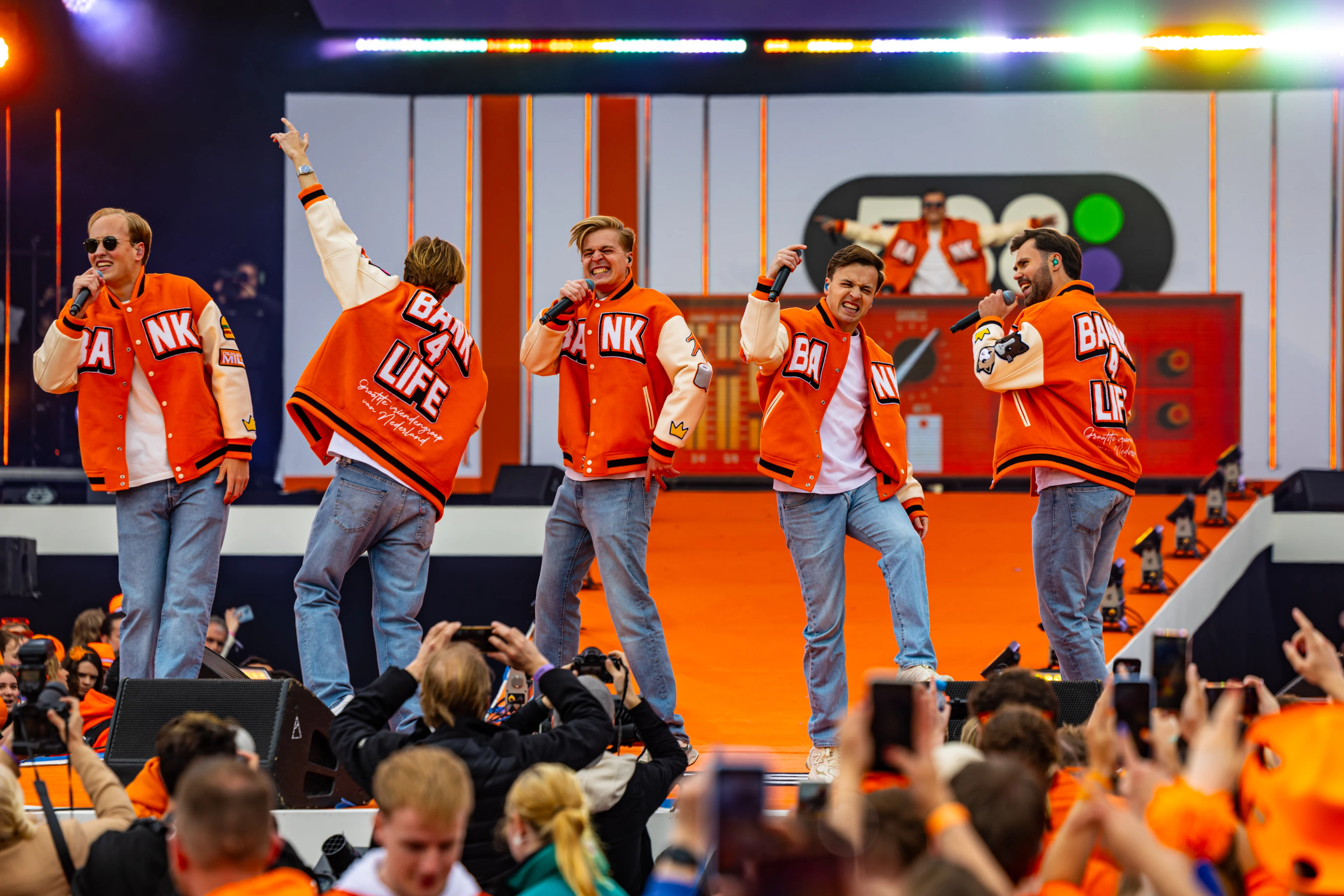 Bankzitters toegevoegd aan Koningsdag line-up! 🛋️🔥