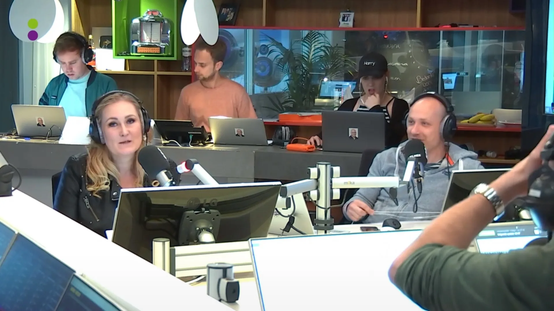 Verdient bondscoach Wiegman evenveel als Koeman?