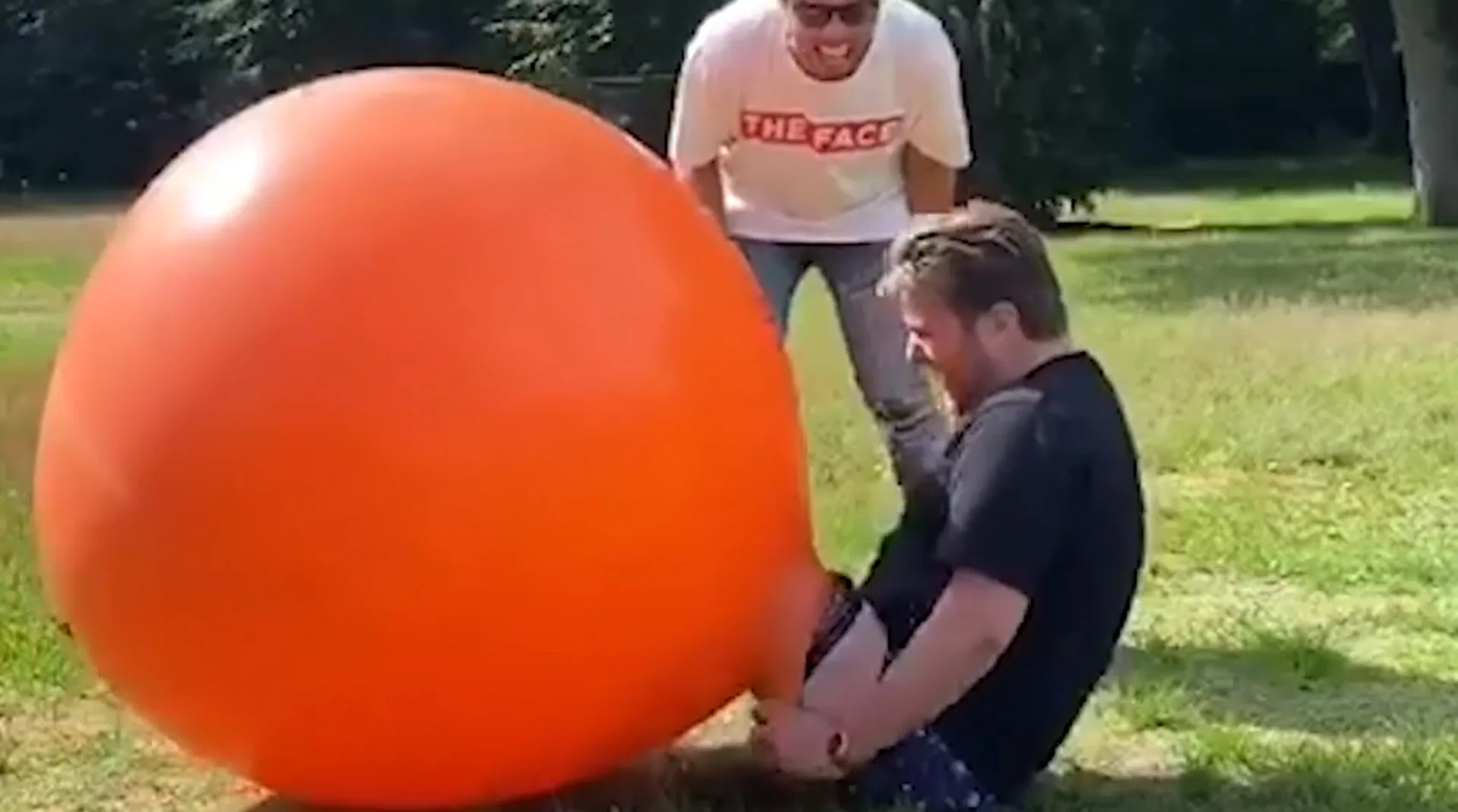 Instagram-held Bas Smit neemt sidekick Chris Bergström op sleeptouw!