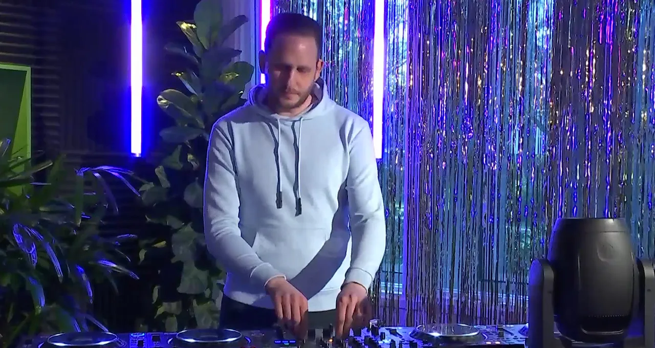 Wat een held: Chris Deluxe mixt Lockdown Lul in zijn set