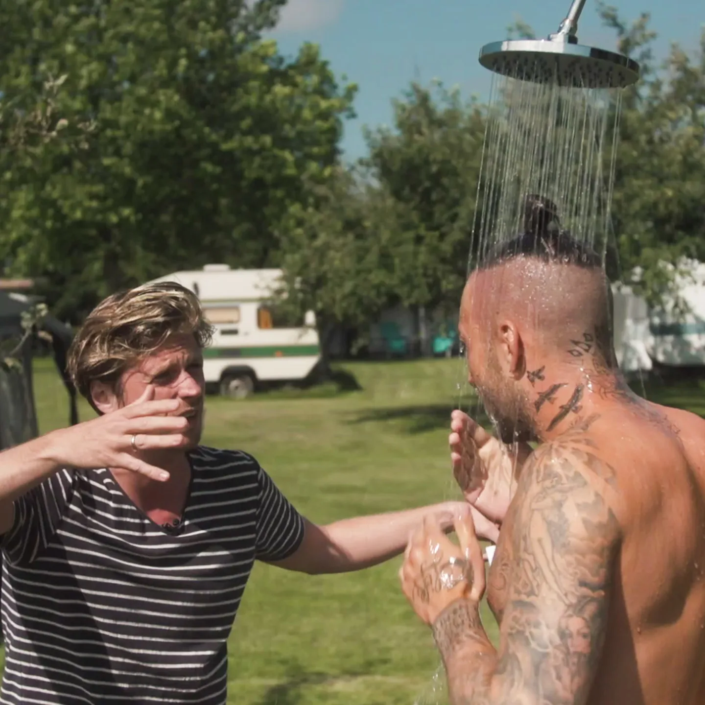 Lol! Dave en Donny Roelvink doen de camping challenge met Wietze en Chris