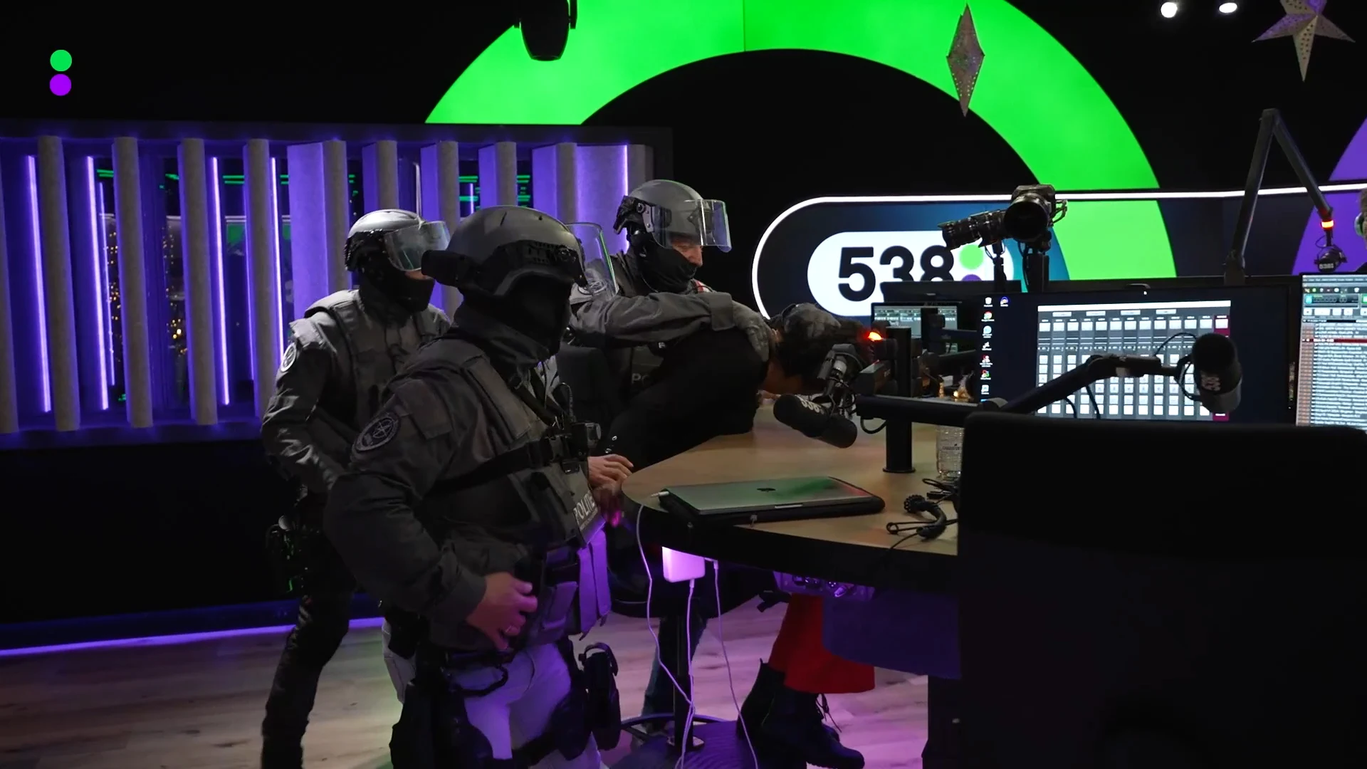 Eveline wordt gearresteerd door een arrestatieteam!