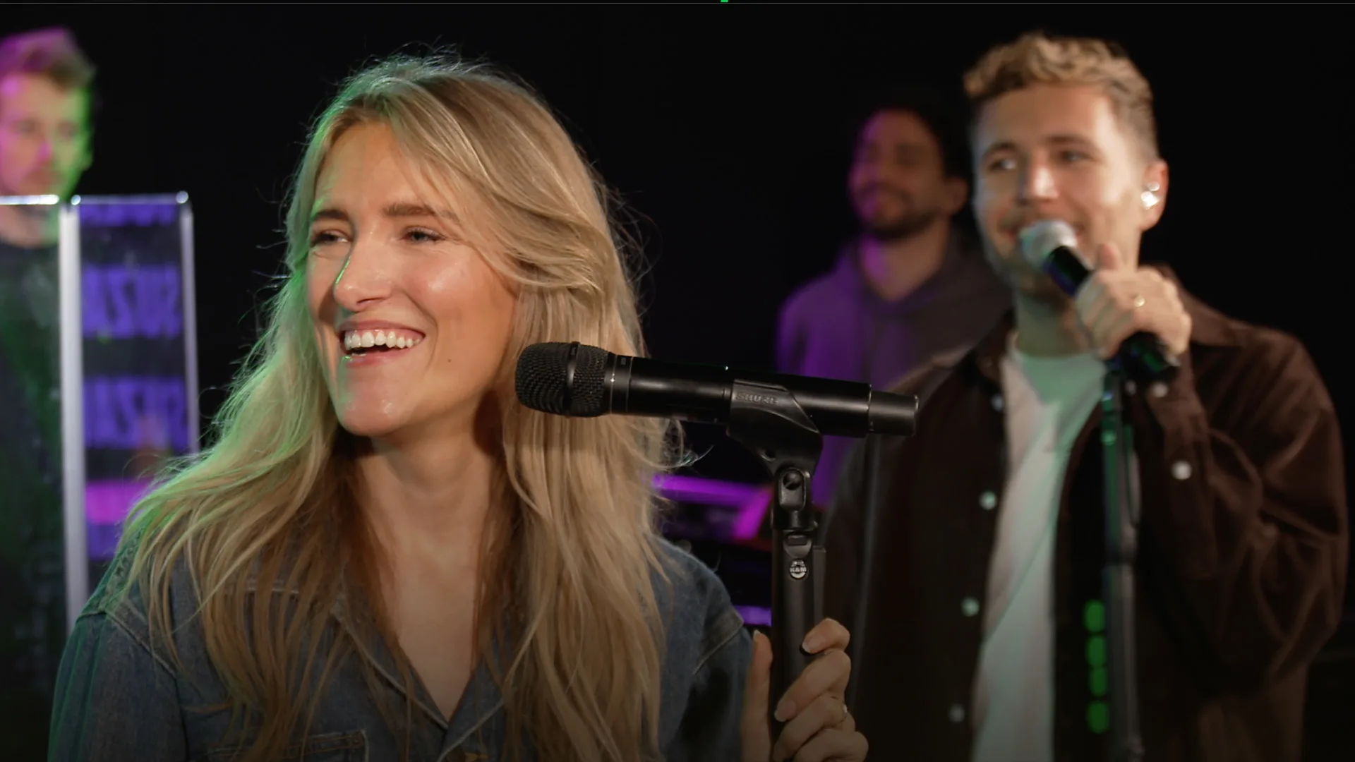 Suzan en Freek spelen Duitse versie van Als Het Avond Is