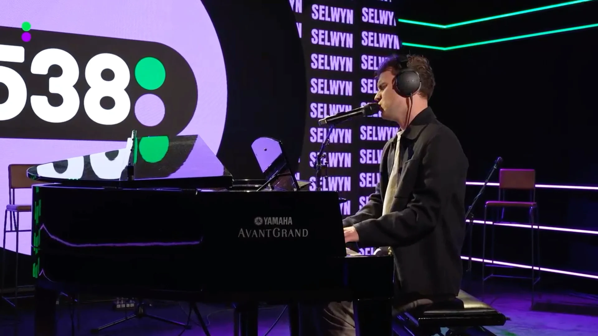 Selwyn doet Love You More van Racoon live bij Evers & co.