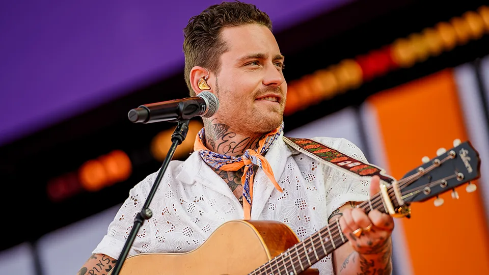 Douwe Bob krijgt het hele Chasséveld mee tijdens 538 Koningsdag 👑