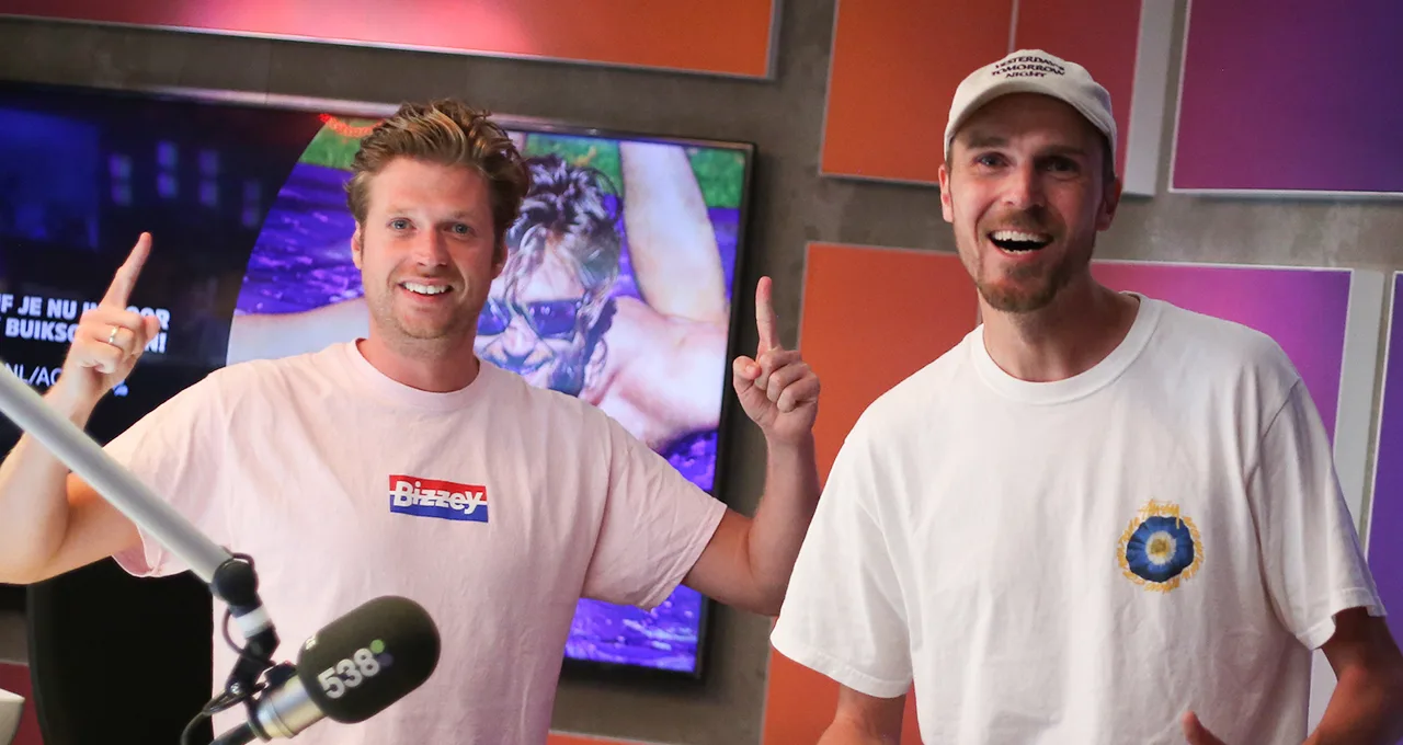 Goldkimono harkt de 538 Favourite binnen met To Tomorrow