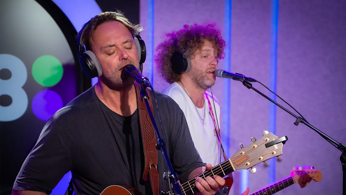 Niels Geusebroek met indrukwekkende Coldplay-covers 🔥