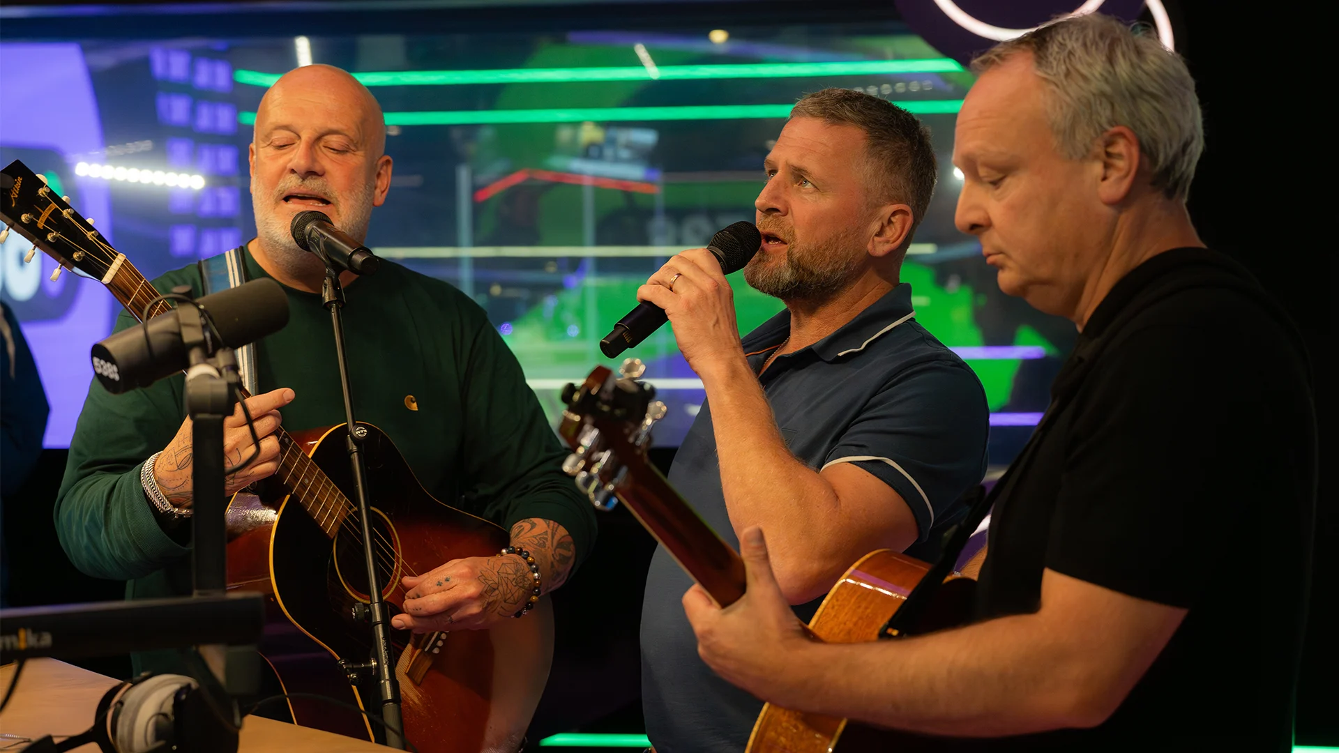 BLØF en Racoon doen akoestische versie van Glas aan de desk bij Edwin Evers
