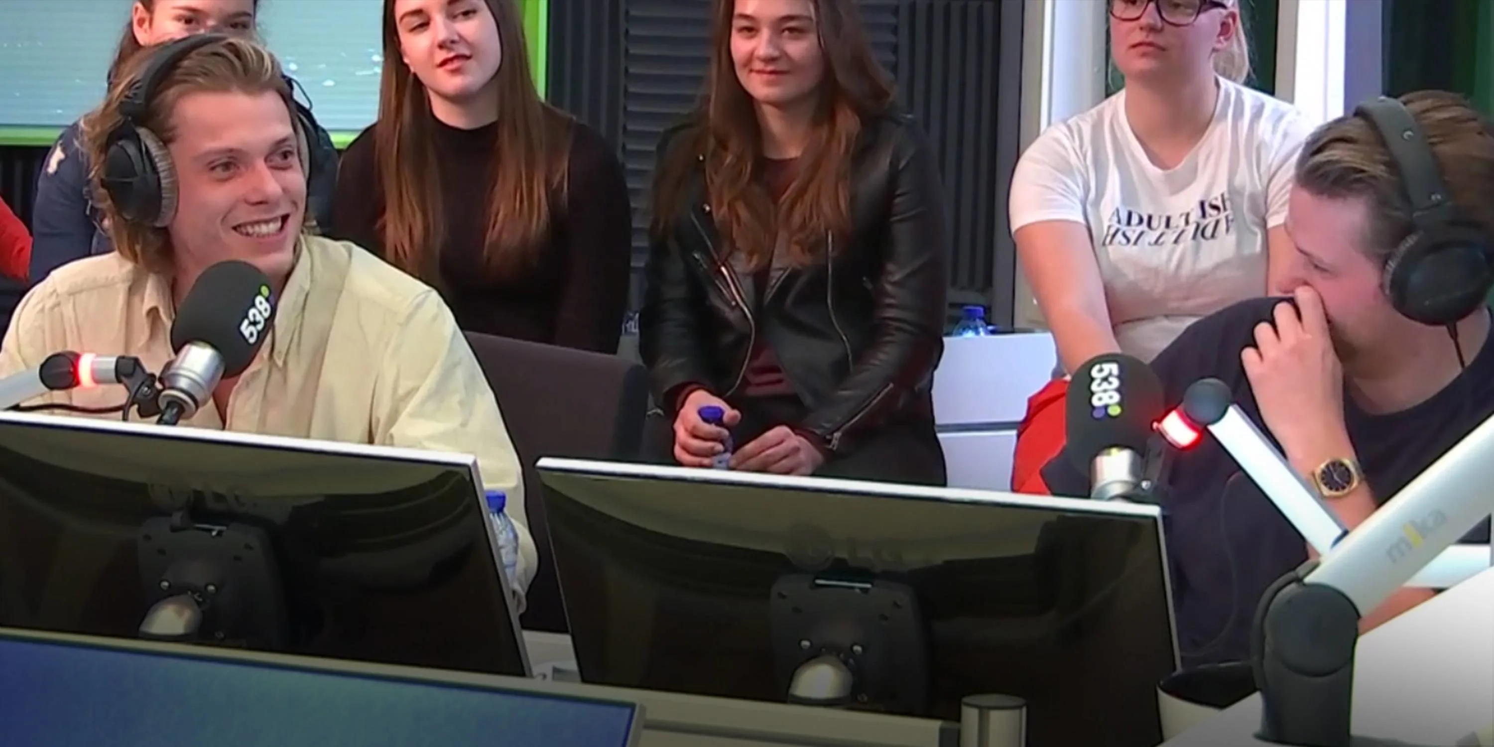 Herkent Tony Junior de hits van vriendin Maan wél?