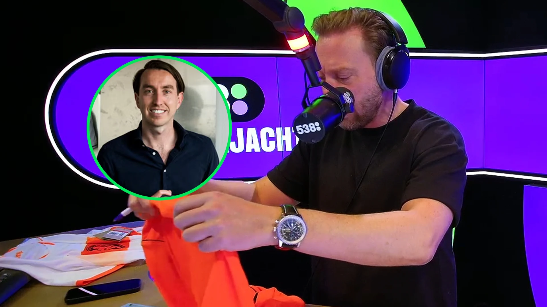 Tijmen verkoopt gedragen voetbalshirts: 'Deals voor het WK zijn al rond'