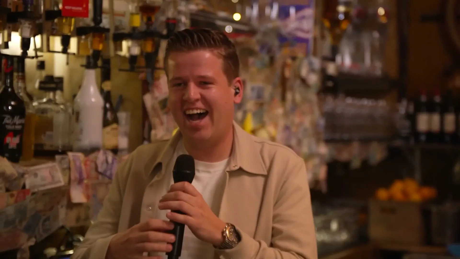 Sven Versteeg zingt Blikkendag vanachter de bar!