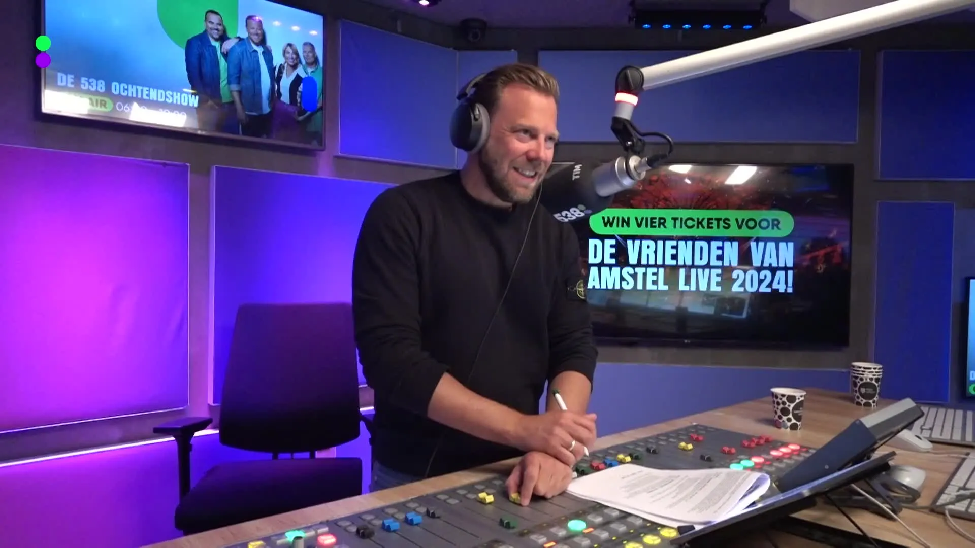 Jordi zwemt óók met deze temperaturen buiten in de plomp...