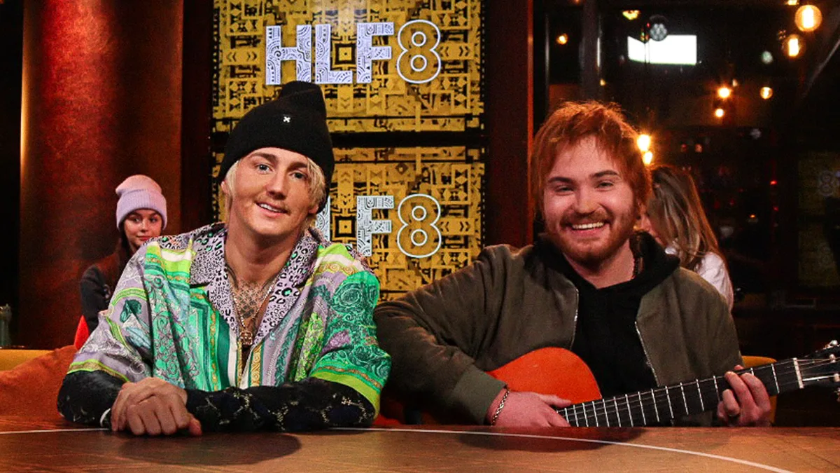 Donnie en Mart Hoogkamer releasen track met hilarische videoclip: Bieber Van De Kroeg!