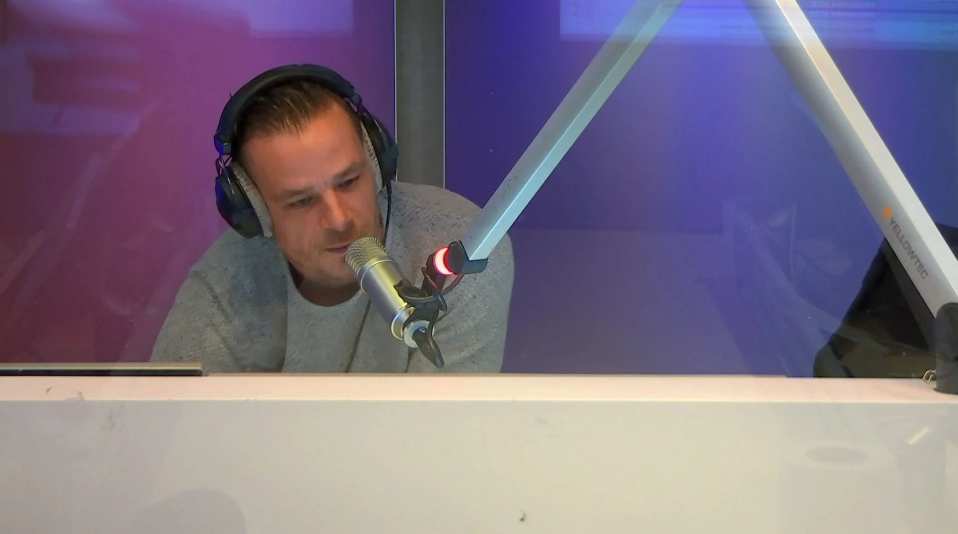 WTF! Nieks schouder schiet live op 538 uit de kom