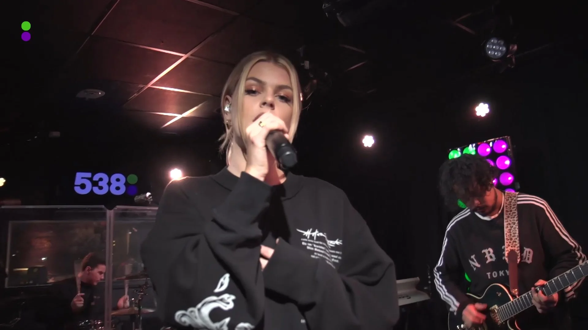 Davina neemt de band mee voor My Own World!