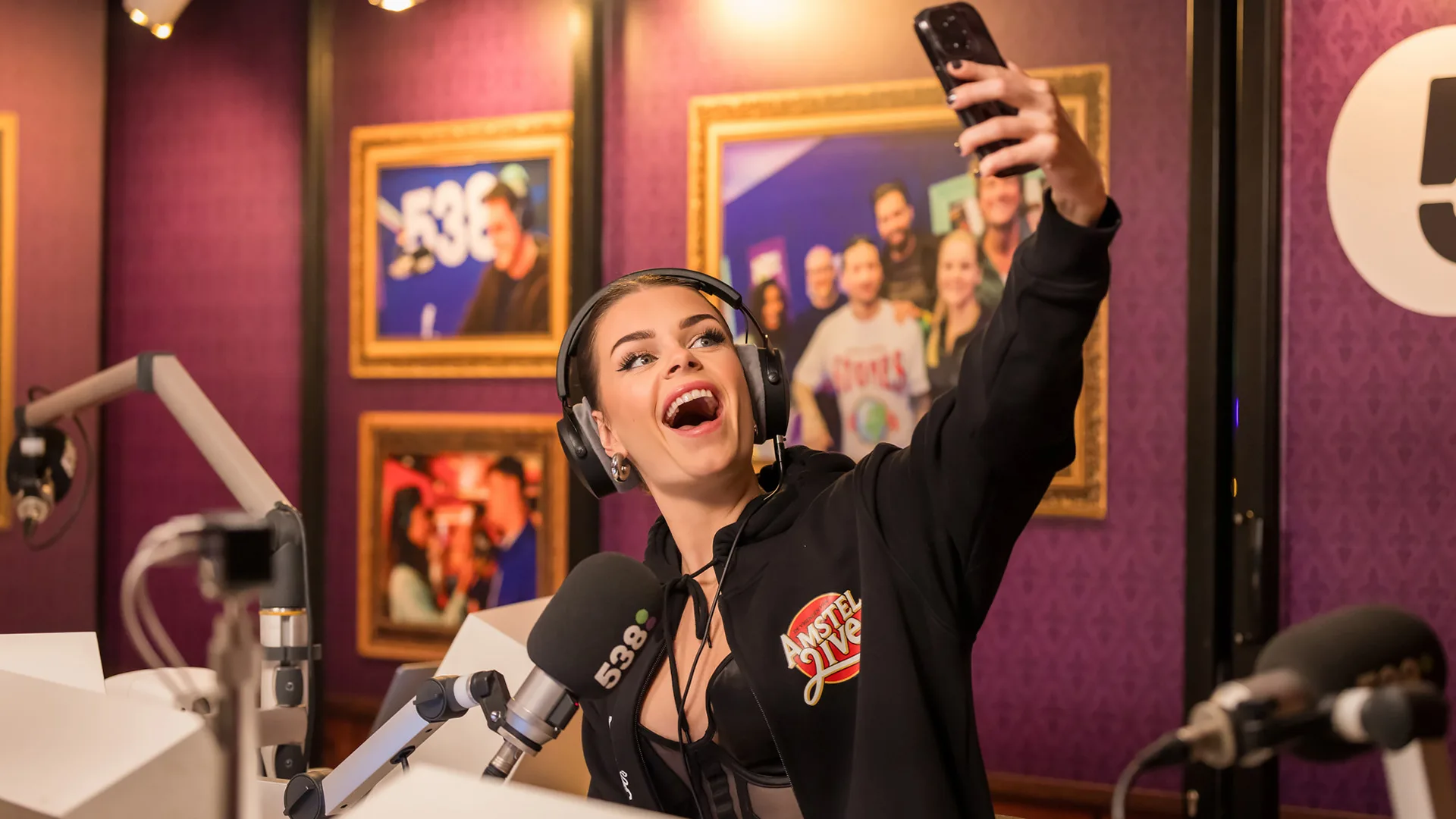 Hoe goed kent Davina Michelle de nummers van haar Vrienden van Amstel-collega's?