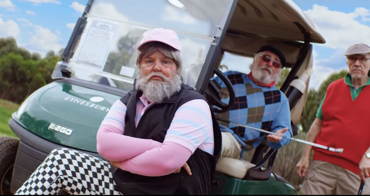 Dit is die Dance Monkey-zangeres met die gekke stem!