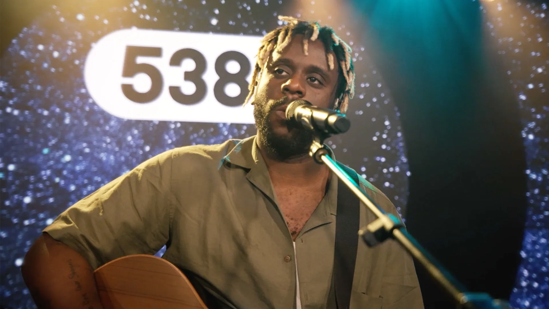 Internationale ster Myles Smith doet een heerlijke versie van Stargazing!