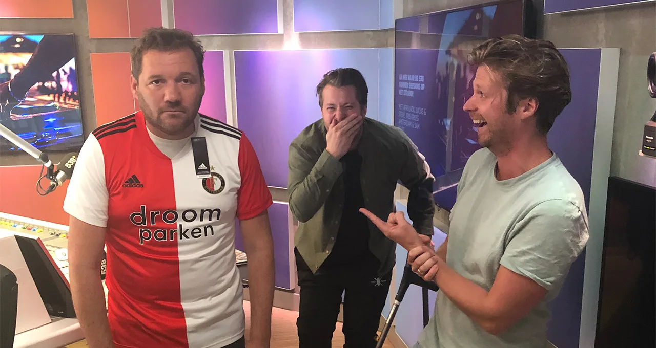 LOL! Sidekick en Ajax-fan Klaas krijgt hilarisch cadeau... 😂