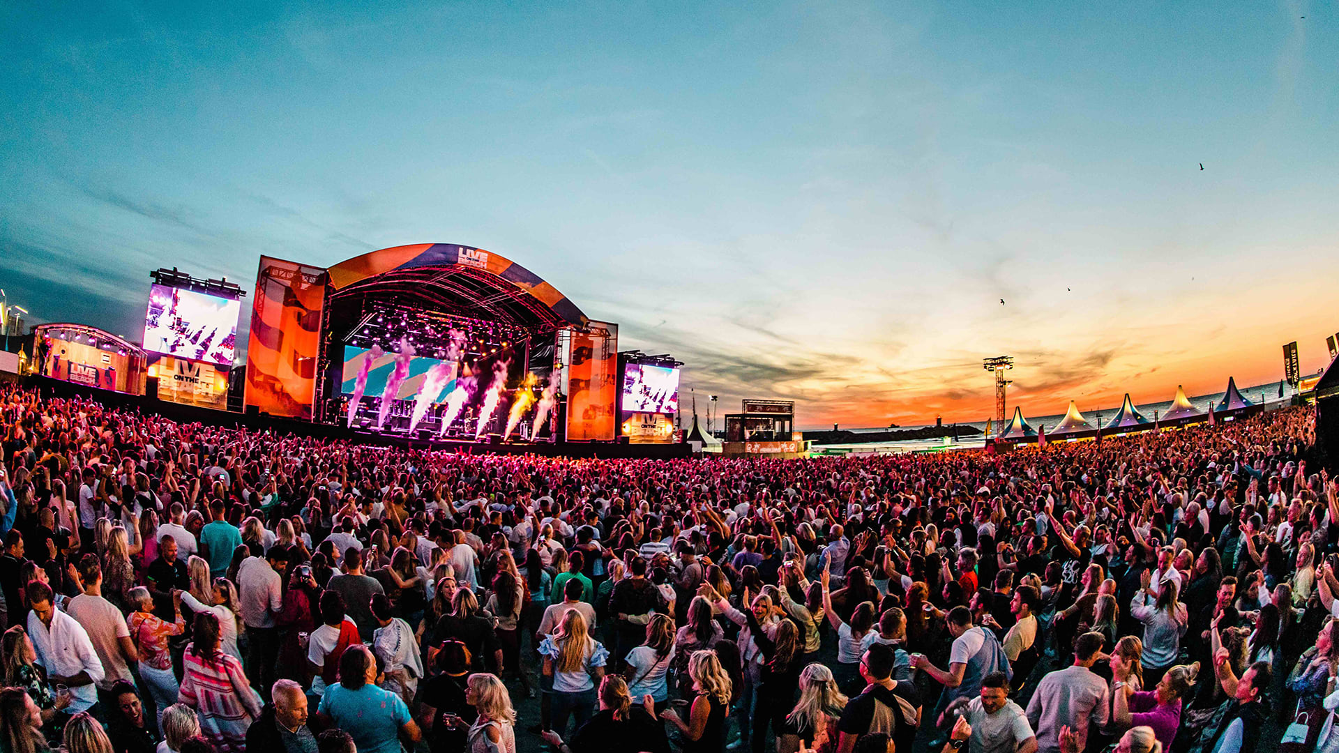 Win tickets voor LIVE on the BEACH 2026 op het strand van Scheveningen 😍⛱️